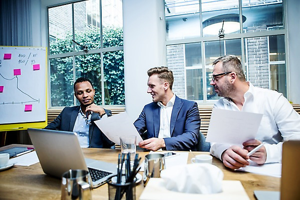 포토 JPG 서양인 응시 남자 40대 흑인 비즈니스 창문 회의 실내 미소 들기 사람 앉기 정장 상반신 20대 성인 앞모습 세명 30대 비즈니스라이프 노트북 펜 업무 비즈니스맨 비즈니스우먼 토론 회의실 문서 화이트보드 오피스룩 사무용책상 성인만 안경낌 국내포토 외국인 라이프스타일 시선 옷 여자 안경 뷰포인트 중년 모션 표정 청년 내부 장년 전자제품 필기구 작업 직장인 책상 파일형식