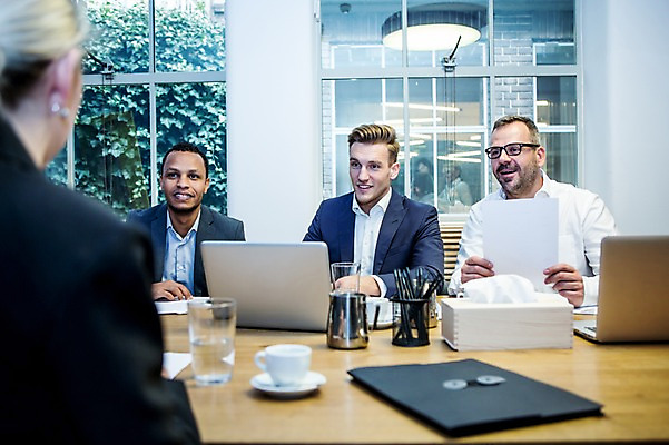 포토 JPG 서양인 응시 여자 남자 40대 흑인 비즈니스 창문 회의 실내 미소 사람 앉기 정장 여러명 상반신 20대 성인 앞모습 뒷모습 30대 비즈니스라이프 노트북 구직 업무 비즈니스맨 비즈니스우먼 커피잔 회의실 면접 문서 연필꽂이 오피스룩 면접관 사무용책상 성인만 안경낌 국내포토 외국인 라이프스타일 시선 옷 안경 커피 뷰포인트 중년 다수 컨셉 모션 문구용품 잔 표정 청년 내부 장년 전자제품 작업 직장인 책상 파일형식