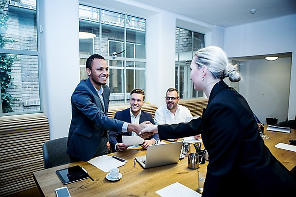 포토 JPG 서양인 응시 여자 남자 40대 흑인 비즈니스 창문 회의 악수 실내 서기 미소 사람 앉기 정장 여러명 상반신 20대 성인 옆모습 30대 비즈니스라이프 노트북 태블릿 업무 비즈니스맨 비즈니스우먼 커피잔 회의실 문서 오피스룩 사무용책상 성인만 안경낌 국내포토 외국인 라이프스타일 시선 옷 안경 커피 뷰포인트 중년 다수 모션 잔 표정 손짓 청년 내부 장년 전자제품 스마트기기 작업 직장인 책상 파일형식