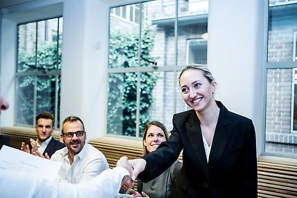 포토 JPG 서양인 응시 여자 남자 40대 50대 비즈니스 창문 회의 악수 실내 서기 미소 사람 앉기 정장 여러명 상반신 20대 성인 옆모습 30대 비즈니스라이프 기쁨 업무 비즈니스맨 비즈니스우먼 박수 회의실 오피스룩 성인만 안경낌 국내포토 외국인 라이프스타일 시선 옷 감정 안경 뷰포인트 중년 다수 모션 표정 손짓 청년 내부 장년 작업 직장인 파일형식