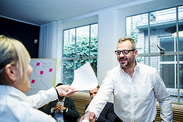 포토 JPG 서양인 응시 여자 남자 40대 50대 흑인 비즈니스 창문 회의 악수 실내 미소 사람 정장 여러명 상반신 20대 성인 앞모습 옆모습 30대 비즈니스라이프 잡기 업무 비즈니스맨 비즈니스우먼 회의실 주기 문서 화이트보드 오피스룩 성인만 국내포토 외국인 라이프스타일 시선 옷 뷰포인트 중년 다수 모션 표정 손짓 청년 내부 장년 작업 직장인 파일형식