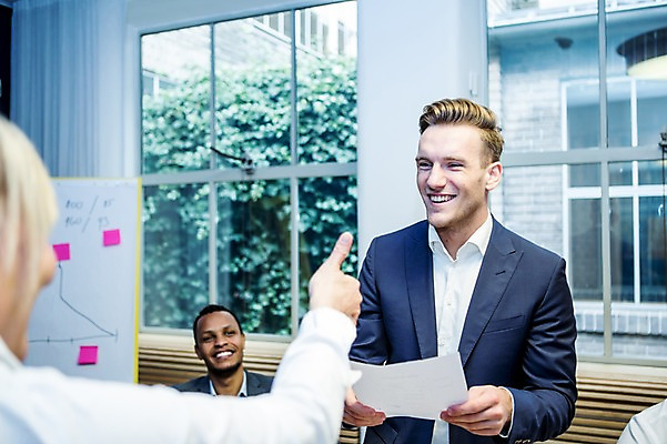 포토 JPG 서양인 응시 여자 남자 50대 흑인 비즈니스 창문 회의 실내 서기 미소 사람 앉기 정장 상반신 20대 성인 앞모습 뒷모습 세명 30대 비즈니스라이프 기쁨 최고 업무 비즈니스맨 회의실 즐거움 문서 화이트보드 오피스룩 성인만 국내포토 외국인 라이프스타일 시선 옷 감정 뷰포인트 중년 모션 표정 청년 내부 장년 작업 직장인 파일형식