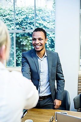포토 JPG 서양인 응시 여자 남자 50대 흑인 비즈니스 회의 악수 실내 서기 미소 사람 정장 상반신 성인 두명 앞모습 뒷모습 30대 비즈니스라이프 펜 기쁨 업무 비즈니스맨 창가 회의실 오피스룩 사무용책상 성인만 국내포토 외국인 라이프스타일 시선 옷 감정 뷰포인트 중년 창문 모션 표정 손짓 내부 장년 필기구 작업 직장인 책상 파일형식