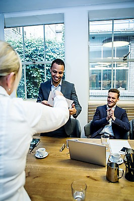 포토 JPG 서양인 여자 남자 50대 흑인 비즈니스 회의 실내 서기 미소 사람 앉기 정장 상반신 20대 성인 앞모습 뒷모습 세명 30대 비즈니스라이프 노트북 펜 기쁨 업무 비즈니스맨 커피잔 박수 창가 회의실 주기 문서 마주앉기 오피스룩 사무용책상 성인만 국내포토 외국인 라이프스타일 옷 감정 커피 뷰포인트 중년 창문 모션 잔 표정 손짓 청년 내부 장년 전자제품 필기구 작업 직장인 책상 파일형식