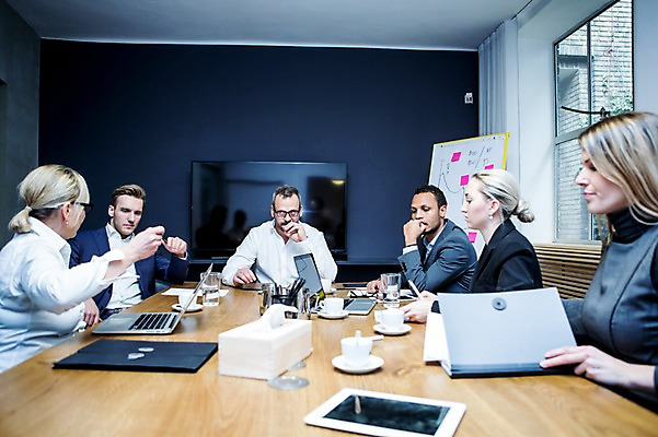 포토 JPG 서양인 응시 여자 남자 40대 50대 흑인 비즈니스 회의 실내 설명 사람 앉기 정장 손짓 여러명 상반신 20대 성인 앞모습 옆모습 30대 비즈니스라이프 노트북 태블릿 듣기 업무 비즈니스맨 비즈니스우먼 커피잔 토론 물컵 회의실 고민 리더 문서 마주앉기 오피스룩 사무용책상 심각 성인만 안경낌 팀장 국내포토 외국인 라이프스타일 시선 옷 감정 안경 커피 뷰포인트 중년 다수 컨셉 모션 잔 청년 내부 컵 장년 전자제품 스마트기기 작업 직장인 책상 파일형식