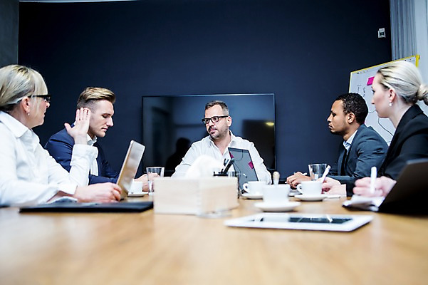 포토 JPG 서양인 응시 여자 남자 40대 50대 흑인 비즈니스 회의 실내 대화 사람 앉기 정장 손짓 여러명 상반신 20대 성인 앞모습 옆모습 30대 비즈니스라이프 노트북 태블릿 업무 비즈니스맨 비즈니스우먼 커피잔 토론 회의실 리더 화이트보드 마주앉기 오피스룩 사무용책상 성인만 안경낌 팀장 국내포토 외국인 라이프스타일 시선 옷 안경 커피 뷰포인트 중년 다수 모션 잔 말하기 청년 내부 장년 전자제품 스마트기기 작업 직장인 책상 파일형식