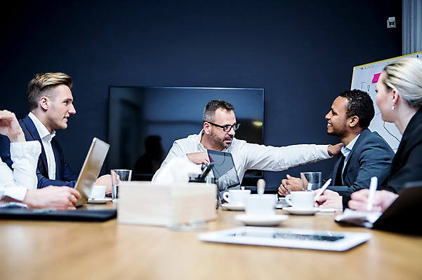 포토 JPG 서양인 응시 여자 남자 40대 50대 흑인 비즈니스 회의 실내 미소 사람 앉기 정장 여러명 상반신 20대 성인 앞모습 옆모습 30대 비즈니스라이프 노트북 태블릿 업무 비즈니스맨 비즈니스우먼 커피잔 토론 회의실 리더 화이트보드 격려 마주앉기 오피스룩 사무용책상 성인만 안경낌 팀장 국내포토 외국인 라이프스타일 시선 옷 감정 안경 커피 뷰포인트 중년 다수 모션 잔 표정 청년 내부 장년 전자제품 스마트기기 작업 직장인 책상 파일형식