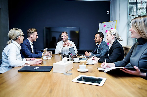 포토 JPG 서양인 응시 여자 남자 40대 50대 흑인 비즈니스 회의 실내 대화 미소 사람 앉기 정장 여러명 상반신 20대 성인 앞모습 옆모습 30대 비즈니스라이프 노트북 태블릿 펜 기록 업무 비즈니스맨 비즈니스우먼 커피잔 토론 회의실 리더 문서 화이트보드 마주앉기 오피스룩 사무용책상 성인만 안경낌 팀장 국내포토 외국인 라이프스타일 시선 옷 안경 커피 뷰포인트 중년 다수 모션 잔 표정 말하기 청년 내부 장년 전자제품 스마트기기 필기구 작업 직장인 책상 파일형식