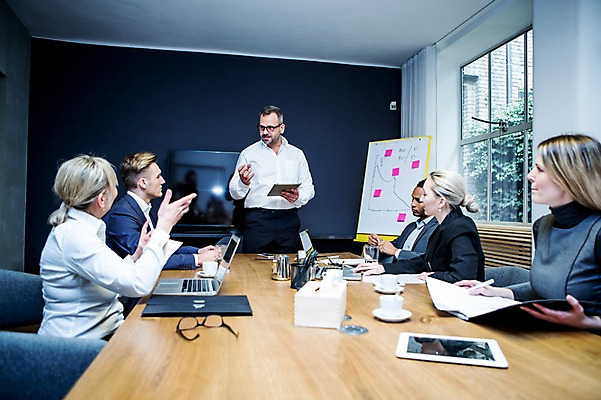 포토 JPG 서양인 응시 여자 남자 안경 40대 50대 흑인 비즈니스 회의 실내 대화 설명 서기 사람 앉기 정장 손짓 여러명 상반신 20대 성인 앞모습 옆모습 30대 비즈니스라이프 노트북 태블릿 업무 비즈니스맨 비즈니스우먼 토론 창가 회의실 리더 화이트보드 마주앉기 오피스룩 사무용책상 성인만 안경낌 팀장 국내포토 외국인 라이프스타일 시선 잡화 옷 뷰포인트 중년 다수 창문 모션 말하기 청년 내부 장년 전자제품 스마트기기 작업 직장인 책상 파일형식