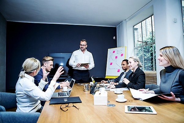 포토 JPG 서양인 응시 여자 남자 40대 50대 흑인 비즈니스 회의 실내 대화 설명 서기 미소 사람 앉기 정장 손짓 여러명 상반신 20대 성인 앞모습 옆모습 30대 비즈니스라이프 노트북 태블릿 듣기 업무 비즈니스맨 비즈니스우먼 토론 회의실 리더 마주앉기 오피스룩 사무용책상 성인만 안경낌 팀장 국내포토 외국인 라이프스타일 시선 옷 안경 뷰포인트 중년 다수 모션 표정 말하기 청년 내부 장년 전자제품 스마트기기 작업 직장인 책상 파일형식