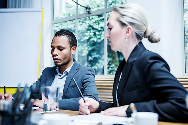 포토 JPG 서양인 응시 여자 남자 흑인 비즈니스 창문 회의 실내 사람 앉기 정장 상반신 20대 성인 두명 옆모습 30대 비즈니스라이프 펜 기록 잡기 업무 비즈니스맨 비즈니스우먼 창가 회의실 화이트보드 오피스룩 성인만 국내포토 외국인 라이프스타일 시선 옷 뷰포인트 모션 청년 내부 장년 필기구 작업 직장인 파일형식