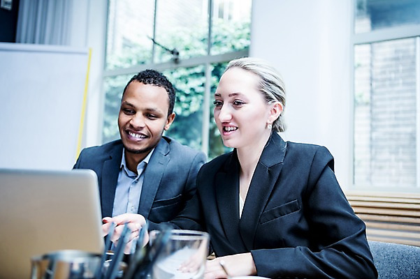 포토 JPG 서양인 응시 여자 남자 흑인 비즈니스 창문 회의 실내 미소 사람 앉기 정장 상반신 20대 성인 두명 앞모습 옆모습 30대 비즈니스라이프 노트북 업무 비즈니스맨 비즈니스우먼 창가 회의실 오피스룩 성인만 국내포토 외국인 라이프스타일 시선 옷 뷰포인트 모션 표정 청년 내부 장년 전자제품 작업 직장인 파일형식