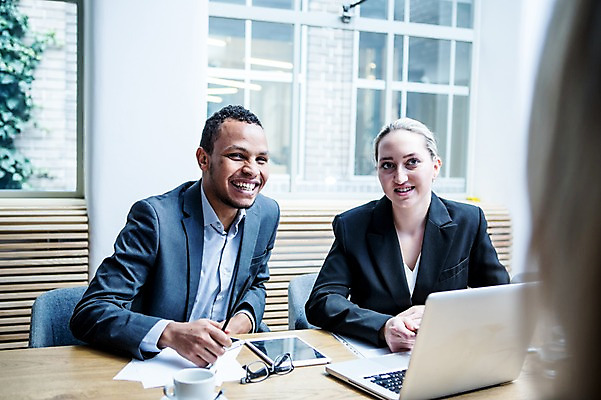 포토 JPG 서양인 응시 여자 남자 안경 흑인 비즈니스 회의 실내 미소 사람 앉기 정장 상반신 20대 성인 두명 앞모습 30대 비즈니스라이프 노트북 태블릿 업무 비즈니스맨 비즈니스우먼 커피잔 창가 회의실 오피스룩 사무용책상 성인만 국내포토 외국인 라이프스타일 시선 잡화 옷 커피 뷰포인트 창문 모션 잔 표정 청년 내부 장년 전자제품 스마트기기 작업 직장인 책상 파일형식