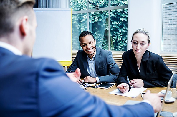 포토 JPG 서양인 응시 여자 남자 안경 흑인 비즈니스 회의 실내 설명 미소 사람 앉기 정장 상반신 20대 성인 앞모습 뒷모습 세명 30대 비즈니스라이프 노트북 태블릿 펜 가리킴 업무 비즈니스맨 비즈니스우먼 커피잔 토론 창가 회의실 문서 화이트보드 마주앉기 오피스룩 사무용책상 성인만 국내포토 외국인 라이프스타일 시선 잡화 옷 커피 뷰포인트 창문 모션 잔 표정 손짓 청년 내부 장년 전자제품 스마트기기 필기구 작업 직장인 책상 파일형식