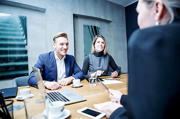 포토 JPG 서양인 응시 여자 남자 비즈니스 회의 실내 미소 들기 사람 정장 상반신 20대 성인 앞모습 옆모습 세명 30대 비즈니스라이프 노트북 스마트폰 펜 업무 비즈니스맨 비즈니스우먼 커피잔 토론 회의실 마주앉기 오피스룩 사무용책상 성인만 국내포토 외국인 라이프스타일 시선 옷 커피 뷰포인트 모션 잔 표정 앉기 청년 내부 장년 전자제품 핸드폰 스마트기기 필기구 작업 직장인 책상 파일형식