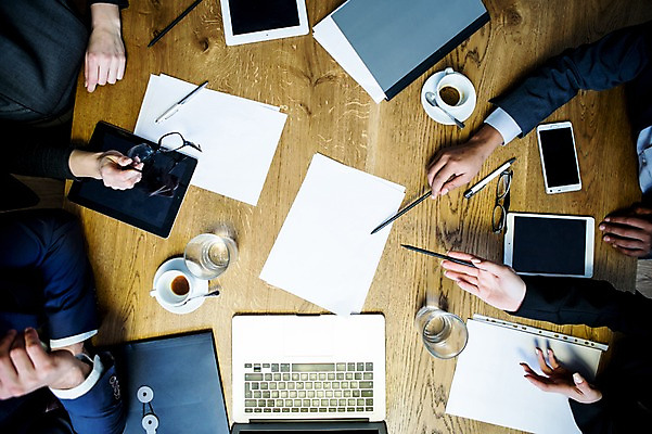 포토 JPG 손 여자 남자 안경 비즈니스 회의 실내 사람 앉기 정장 손짓 여러명 상반신 20대 성인 신체부위 30대 비즈니스라이프 노트북 스마트폰 하이앵글 태블릿 사무실 펜 가리킴 잡기 업무 작업 비즈니스맨 비즈니스우먼 커피잔 토론 물컵 회의실 문서 오피스룩 사무용책상 성인만 국내포토 라이프스타일 잡화 옷 커피 뷰포인트 다수 모션 잔 청년 내부 컵 장년 전자제품 핸드폰 스마트기기 필기구 직장인 책상 파일형식