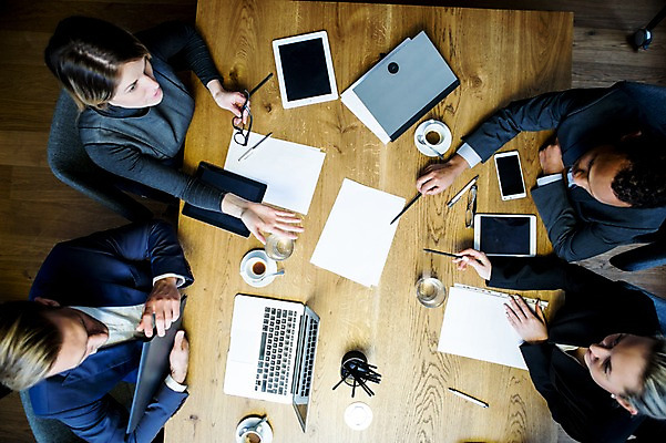 포토 JPG 서양인 여자 남자 흑인 비즈니스 회의 실내 설명 사람 정장 손짓 여러명 상반신 20대 성인 30대 비즈니스라이프 노트북 스마트폰 하이앵글 태블릿 사무실 펜 가리킴 업무 작업 비즈니스맨 비즈니스우먼 토론 물컵 회의실 문서 마주앉기 오피스룩 사무용책상 성인만 국내포토 외국인 라이프스타일 옷 뷰포인트 다수 모션 앉기 청년 내부 컵 장년 전자제품 핸드폰 스마트기기 필기구 직장인 책상 파일형식