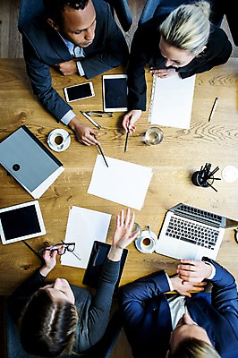 포토 JPG 서양인 여자 남자 흑인 비즈니스 회의 실내 설명 사람 앉기 정장 손짓 여러명 상반신 20대 성인 30대 비즈니스라이프 노트북 스마트폰 하이앵글 태블릿 사무실 펜 가리킴 업무 작업 비즈니스맨 비즈니스우먼 커피잔 토론 물컵 책상 회의실 문서 오피스룩 성인만 국내포토 외국인 라이프스타일 옷 커피 뷰포인트 가구 다수 모션 잔 청년 내부 컵 장년 전자제품 핸드폰 스마트기기 필기구 직장인 파일형식