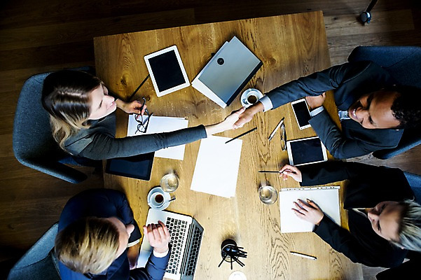 포토 JPG 서양인 응시 여자 남자 흑인 비즈니스 회의 악수 실내 미소 사람 정장 여러명 상반신 20대 성인 30대 비즈니스라이프 노트북 태블릿 사무실 펜 업무 작업 비즈니스맨 비즈니스우먼 책상 회의실 문서 마주앉기 오피스룩 성인만 국내포토 외국인 라이프스타일 시선 옷 가구 다수 표정 앉기 손짓 청년 내부 장년 전자제품 스마트기기 필기구 직장인 파일형식