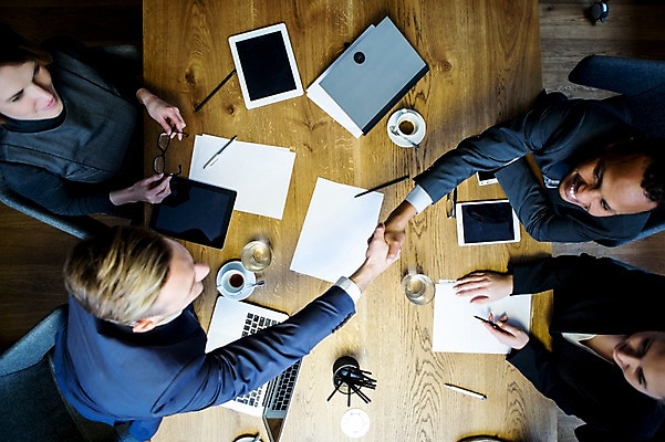 포토 JPG 서양인 응시 여자 남자 흑인 비즈니스 회의 악수 실내 미소 사람 정장 여러명 상반신 20대 성인 30대 비즈니스라이프 노트북 하이앵글 태블릿 사무실 펜 업무 작업 비즈니스맨 비즈니스우먼 책상 회의실 문서 마주앉기 오피스룩 성인만 국내포토 외국인 라이프스타일 시선 옷 뷰포인트 가구 다수 표정 앉기 손짓 청년 내부 장년 전자제품 스마트기기 필기구 직장인 파일형식