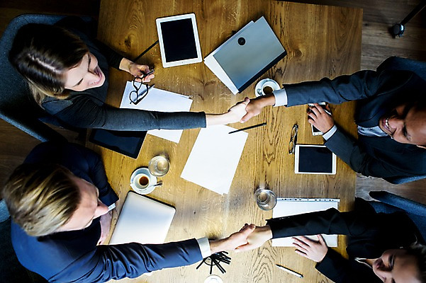 포토 JPG 서양인 응시 여자 남자 흑인 비즈니스 회의 악수 실내 미소 사람 정장 여러명 상반신 20대 성인 30대 비즈니스라이프 노트북 하이앵글 태블릿 사무실 펜 업무 작업 비즈니스맨 비즈니스우먼 회의실 문서 마주앉기 오피스룩 사무용책상 성인만 국내포토 외국인 라이프스타일 시선 옷 뷰포인트 다수 표정 앉기 손짓 청년 내부 장년 전자제품 스마트기기 필기구 직장인 책상 파일형식