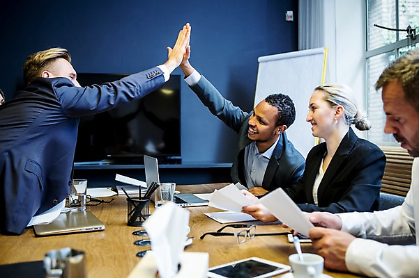 포토 JPG 서양인 응시 여자 남자 안경 40대 흑인 비즈니스 회의 실내 미소 웃음 사람 앉기 정장 여러명 상반신 20대 성인 옆모습 30대 비즈니스라이프 노트북 태블릿 사무실 업무 작업 비즈니스맨 비즈니스우먼 회의실 문서 화이트보드 격려 하이파이브 오피스룩 사무용책상 성인만 국내포토 외국인 라이프스타일 시선 잡화 옷 감정 뷰포인트 중년 다수 모션 표정 손짓 청년 내부 장년 전자제품 스마트기기 직장인 책상 파일형식