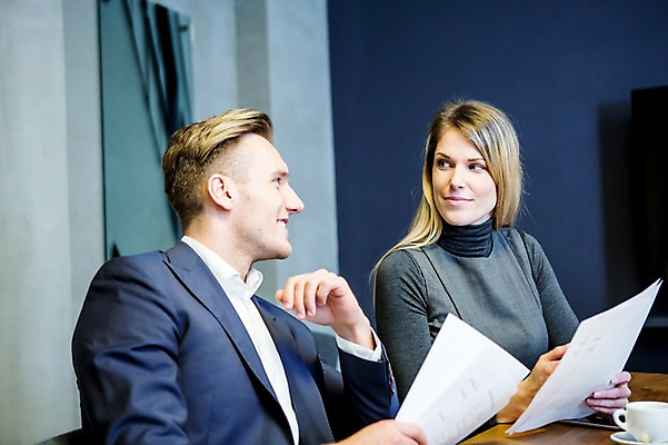 포토 JPG 서양인 응시 여자 남자 비즈니스 회의 실내 대화 미소 들기 사람 앉기 정장 상반신 20대 성인 두명 옆모습 30대 비즈니스라이프 사무실 업무 작업 비즈니스맨 비즈니스우먼 토론 회의실 확인 문서 오피스룩 성인만 국내포토 외국인 라이프스타일 시선 옷 뷰포인트 모션 표정 말하기 청년 내부 장년 직장인 파일형식