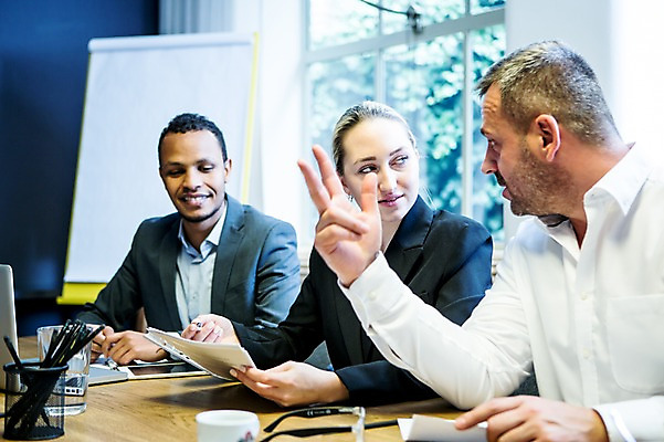 포토 JPG 서양인 응시 여자 남자 안경 40대 흑인 비즈니스 회의 실내 대화 미소 들기 사람 앉기 정장 손짓 상반신 20대 성인 옆모습 세명 30대 비즈니스라이프 사무실 업무 작업 비즈니스맨 비즈니스우먼 토론 창가 회의실 확인 문서 연필꽂이 화이트보드 오피스룩 사무용책상 성인만 국내포토 외국인 라이프스타일 시선 잡화 옷 뷰포인트 중년 창문 모션 문구용품 표정 말하기 청년 내부 장년 직장인 책상 파일형식
