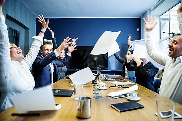 포토 JPG 서양인 응시 여자 남자 종이 안경 40대 흑인 비즈니스 팔벌리기 실내 미소 사람 앉기 정장 여러명 상반신 20대 성인 옆모습 30대 비즈니스라이프 스마트폰 사무실 펜 다이어리 기쁨 자유 작업 비즈니스맨 비즈니스우먼 던지기 커피잔 물컵 책상 회의실 문서 마주앉기 오피스룩 해방감 성인만 국내포토 외국인 라이프스타일 시선 잡화 옷 감정 커피 뷰포인트 중년 가구 다수 컨셉 모션 잔 표정 청년 내부 컵 장년 핸드폰 스마트기기 필기구 사무용품 직장인 파일형식