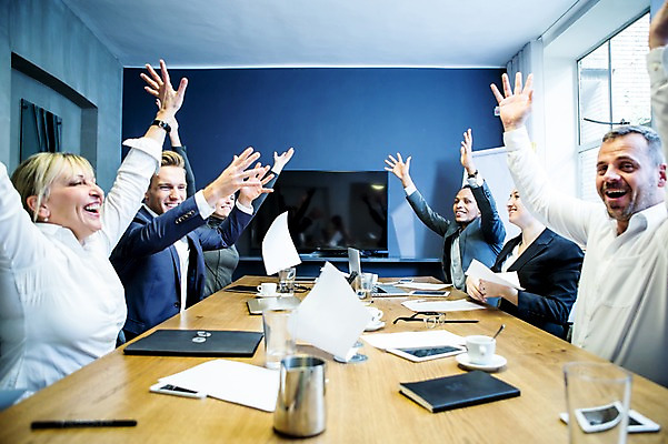 포토 JPG 서양인 응시 여자 남자 40대 50대 흑인 비즈니스 팔벌리기 실내 미소 사람 앉기 정장 여러명 상반신 20대 성인 옆모습 30대 비즈니스라이프 노트북 스마트폰 사무실 손들기 다이어리 기쁨 자유 작업 비즈니스맨 비즈니스우먼 창가 물컵 책상 회의실 즐거움 문서 마주앉기 오피스룩 해방감 성인만 국내포토 외국인 라이프스타일 시선 옷 감정 뷰포인트 중년 가구 다수 컨셉 창문 모션 표정 청년 내부 컵 장년 전자제품 핸드폰 스마트기기 사무용품 직장인 파일형식