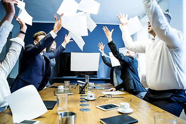 포토 JPG 서양인 여자 남자 종이 40대 50대 흑인 비즈니스 팔벌리기 실내 사람 정장 여러명 상반신 20대 성인 옆모습 30대 비즈니스라이프 노트북 태블릿 사무실 다이어리 기쁨 자유 작업 비즈니스맨 비즈니스우먼 던지기 커피잔 물컵 책상 회의실 문서 연필꽂이 오피스룩 해방감 성인만 국내포토 외국인 라이프스타일 옷 감정 커피 뷰포인트 중년 가구 다수 컨셉 모션 문구용품 잔 청년 내부 컵 장년 전자제품 스마트기기 사무용품 직장인 파일형식