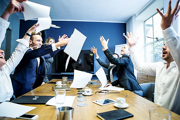 포토 JPG 서양인 여자 남자 종이 40대 50대 흑인 비즈니스 팔벌리기 실내 미소 사람 앉기 정장 여러명 상반신 20대 성인 옆모습 30대 비즈니스라이프 태블릿 사무실 기쁨 자유 작업 비즈니스맨 비즈니스우먼 던지기 커피잔 물컵 회의실 문서 오피스룩 사무용책상 해방감 성인만 국내포토 외국인 라이프스타일 옷 감정 커피 뷰포인트 중년 다수 컨셉 모션 잔 표정 청년 내부 컵 장년 전자제품 스마트기기 직장인 책상 파일형식