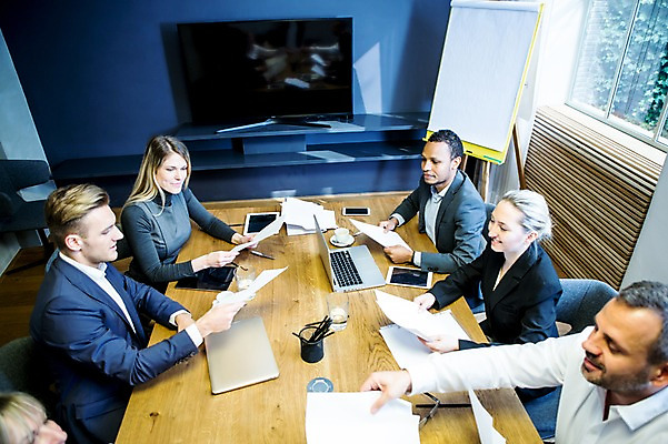 포토 JPG 서양인 응시 여자 남자 40대 50대 흑인 비즈니스 회의 실내 미소 들기 사람 앉기 정장 여러명 상반신 20대 성인 옆모습 30대 비즈니스라이프 노트북 스마트폰 태블릿 사무실 텔레비전 업무 작업 비즈니스맨 비즈니스우먼 토론 창가 책상 회의실 확인 문서 화이트보드 마주앉기 오피스룩 성인만 국내포토 외국인 라이프스타일 시선 옷 뷰포인트 중년 가구 다수 창문 모션 표정 청년 내부 장년 전자제품 핸드폰 스마트기기 직장인 파일형식