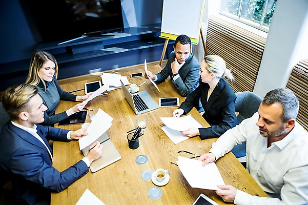 포토 JPG 서양인 응시 여자 남자 안경 40대 흑인 비즈니스 회의 실내 대화 사람 앉기 정장 여러명 상반신 20대 성인 옆모습 30대 비즈니스라이프 노트북 스마트폰 태블릿 사무실 업무 작업 비즈니스맨 비즈니스우먼 커피잔 토론 회의실 확인 문서 연필꽂이 마주앉기 오피스룩 사무용책상 성인만 국내포토 외국인 라이프스타일 시선 잡화 옷 커피 뷰포인트 중년 다수 모션 문구용품 잔 말하기 청년 내부 장년 전자제품 핸드폰 스마트기기 직장인 책상 파일형식