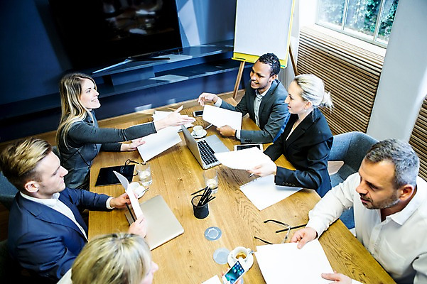 포토 JPG 서양인 응시 여자 남자 40대 50대 흑인 비즈니스 회의 실내 대화 미소 사람 앉기 정장 여러명 상반신 20대 성인 옆모습 30대 비즈니스라이프 노트북 스마트폰 하이앵글 사무실 업무 작업 비즈니스맨 비즈니스우먼 커피잔 토론 손내밀기 회의실 확인 문서 연필꽂이 화이트보드 마주앉기 오피스룩 사무용책상 성인만 국내포토 외국인 라이프스타일 시선 옷 커피 뷰포인트 중년 다수 모션 문구용품 잔 표정 말하기 손짓 청년 내부 장년 전자제품 핸드폰 스마트기기 직장인 책상 파일형식