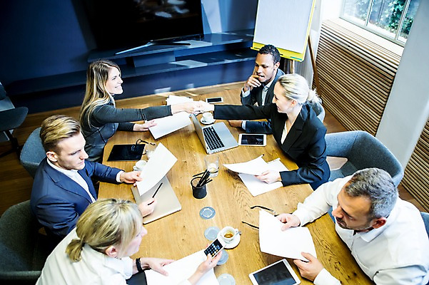 포토 JPG 서양인 응시 여자 남자 40대 50대 흑인 비즈니스 회의 악수 실내 대화 미소 사람 앉기 정장 여러명 상반신 20대 성인 옆모습 30대 비즈니스라이프 노트북 스마트폰 하이앵글 태블릿 사무실 업무 작업 비즈니스맨 비즈니스우먼 커피잔 토론 회의실 문서 마주앉기 오피스룩 사무용책상 성인만 국내포토 외국인 라이프스타일 시선 옷 커피 뷰포인트 중년 다수 모션 잔 표정 말하기 손짓 청년 내부 장년 전자제품 핸드폰 스마트기기 직장인 책상 파일형식