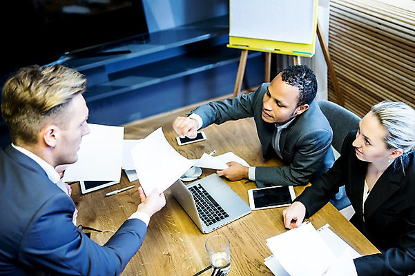 포토 JPG 서양인 응시 여자 남자 흑인 비즈니스 회의 실내 설명 사람 정장 상반신 20대 성인 옆모습 세명 30대 비즈니스라이프 노트북 스마트폰 태블릿 사무실 펜 손들기 업무 작업 비즈니스맨 비즈니스우먼 토론 물컵 회의실 문서 화이트보드 마주앉기 오피스룩 사무용책상 성인만 국내포토 외국인 라이프스타일 시선 옷 뷰포인트 모션 앉기 청년 내부 컵 장년 전자제품 핸드폰 스마트기기 필기구 직장인 책상 파일형식