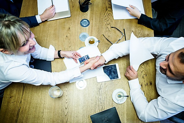 포토 JPG 서양인 응시 여자 남자 안경 40대 50대 비즈니스 악수 실내 미소 사람 앉기 정장 여러명 상반신 20대 성인 옆모습 비즈니스라이프 스마트폰 하이앵글 태블릿 사무실 펜 마주보기 업무 작업 비즈니스맨 비즈니스우먼 커피잔 물컵 회의실 문서 마주앉기 오피스룩 사무용책상 성인만 국내포토 외국인 라이프스타일 시선 잡화 옷 커피 뷰포인트 중년 다수 모션 잔 표정 손짓 청년 내부 컵 전자제품 핸드폰 스마트기기 필기구 직장인 책상 파일형식