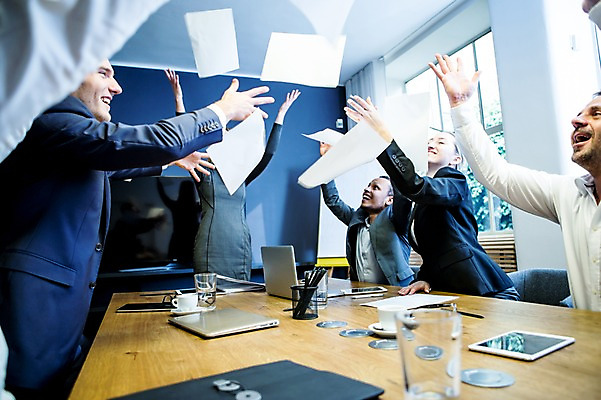 포토 JPG 서양인 여자 남자 종이 40대 50대 흑인 비즈니스 실내 서기 사람 앉기 정장 여러명 상반신 20대 성인 앞모습 옆모습 30대 비즈니스라이프 노트북 태블릿 사무실 펜 기쁨 자유 작업 비즈니스맨 비즈니스우먼 던지기 물컵 회의실 즐거움 문서 연필꽂이 오피스룩 사무용책상 해방감 성인만 흩날리기 국내포토 외국인 라이프스타일 옷 감정 뷰포인트 중년 다수 컨셉 모션 문구용품 청년 내부 컵 장년 전자제품 스마트기기 필기구 직장인 책상 파일형식