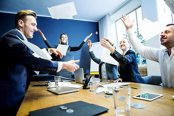 포토 JPG 서양인 여자 남자 종이 40대 흑인 비즈니스 팔벌리기 실내 서기 미소 사람 앉기 정장 여러명 상반신 20대 성인 앞모습 옆모습 30대 비즈니스라이프 노트북 태블릿 사무실 펜 기쁨 자유 작업 비즈니스맨 비즈니스우먼 던지기 커피잔 물컵 책상 회의실 문서 오피스룩 해방감 성인만 국내포토 외국인 라이프스타일 옷 감정 커피 뷰포인트 중년 가구 다수 컨셉 모션 잔 표정 청년 내부 컵 장년 전자제품 스마트기기 필기구 직장인 파일형식