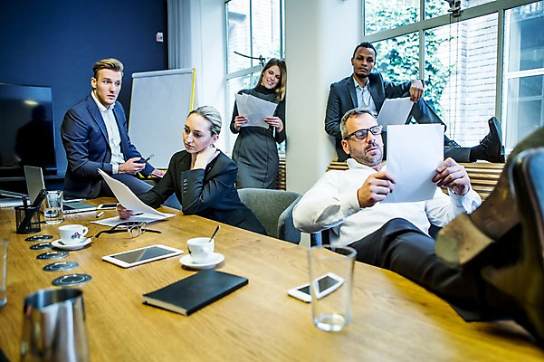 포토 JPG 전신 서양인 응시 여자 남자 40대 흑인 비즈니스 실내 서기 사람 앉기 정장 여러명 상반신 20대 성인 앞모습 옆모습 30대 비즈니스라이프 노트북 태블릿 사무실 다이어리 업무 작업 비즈니스맨 비즈니스우먼 커피잔 물컵 책상 회의실 문서 창틀 오피스룩 다리들기 성인만 안경낌 국내포토 외국인 라이프스타일 시선 옷 안경 커피 뷰포인트 중년 가구 다수 창문 모션 잔 청년 내부 컵 장년 전자제품 스마트기기 사무용품 직장인 파일형식