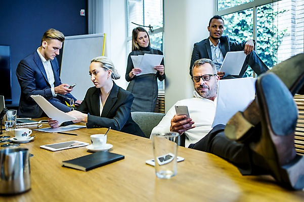 포토 JPG 전신 응시 여자 남자 40대 비즈니스 실내 서기 사람 앉기 정장 여러명 상반신 20대 성인 옆모습 30대 비즈니스라이프 스마트폰 태블릿 사무실 다이어리 업무 작업 비즈니스맨 비즈니스우먼 커피잔 집중 물컵 책상 회의실 문서 창틀 오피스룩 다리들기 성인만 안경낌 국내포토 라이프스타일 시선 옷 안경 커피 뷰포인트 중년 가구 다수 컨셉 창문 모션 잔 청년 내부 컵 장년 전자제품 핸드폰 스마트기기 사무용품 직장인 파일형식