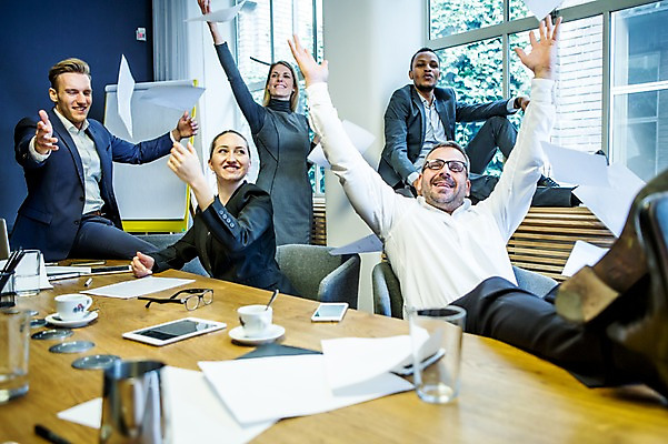 포토 JPG 전신 서양인 여자 남자 종이 안경 40대 흑인 비즈니스 팔벌리기 실내 서기 미소 사람 앉기 정장 여러명 상반신 20대 성인 옆모습 30대 비즈니스라이프 태블릿 사무실 기쁨 자유 작업 비즈니스맨 비즈니스우먼 던지기 창가 물컵 회의실 즐거움 문서 화이트보드 오피스룩 사무용책상 해방감 성인만 안경낌 국내포토 외국인 라이프스타일 잡화 옷 감정 뷰포인트 중년 다수 컨셉 창문 모션 표정 청년 내부 컵 장년 전자제품 스마트기기 직장인 책상 파일형식