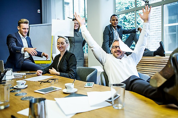 포토 JPG 전신 서양인 여자 남자 종이 안경 40대 흑인 비즈니스 실내 서기 미소 사람 앉기 정장 손짓 여러명 상반신 20대 성인 옆모습 30대 비즈니스라이프 태블릿 사무실 기쁨 자유 작업 비즈니스맨 비즈니스우먼 던지기 커피잔 물컵 회의실 즐거움 화이트보드 창틀 오피스룩 사무용책상 해방감 성인만 안경낌 국내포토 외국인 라이프스타일 잡화 옷 감정 커피 뷰포인트 중년 다수 컨셉 창문 모션 잔 표정 청년 내부 컵 장년 전자제품 스마트기기 직장인 책상 파일형식