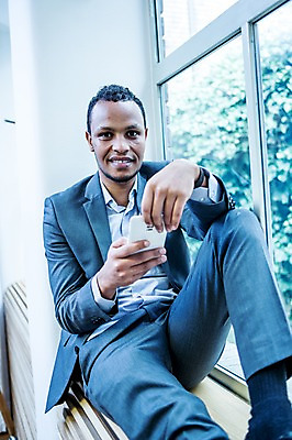 포토 JPG 전신 응시 남자 흑인 비즈니스 실내 한명 미소 들기 사람 앉기 정장 성인 앞모습 30대 비즈니스라이프 스마트폰 사무실 작업 비즈니스맨 창가 창틀 오피스룩 성인남자한명만 국내포토 서양인 1 라이프스타일 시선 옷 뷰포인트 창문 모션 표정 내부 장년 핸드폰 스마트기기 직장인 남자한명만 성인남자만 파일형식