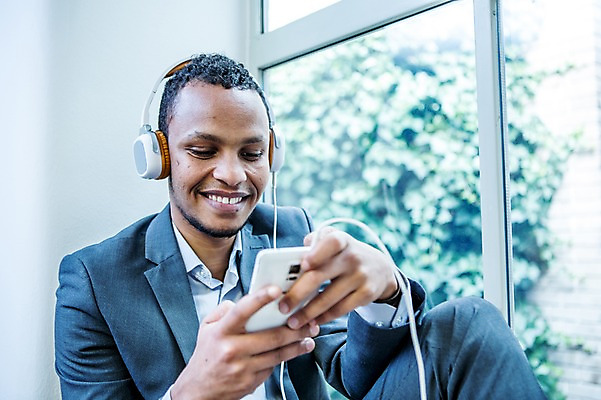 포토 JPG 응시 남자 흑인 비즈니스 창문 휴식 실내 한명 미소 사람 앉기 정장 상반신 성인 옆모습 30대 비즈니스라이프 스마트폰 사무실 헤드셋 음악감상 작업 비즈니스맨 오피스룩 성인남자한명만 소확행 국내포토 서양인 1 라이프스타일 시선 옷 뷰포인트 음향기기 컨셉 모션 표정 내부 장년 핸드폰 스마트기기 헤드폰 감상 직장인 신조어 남자한명만 성인남자만 파일형식