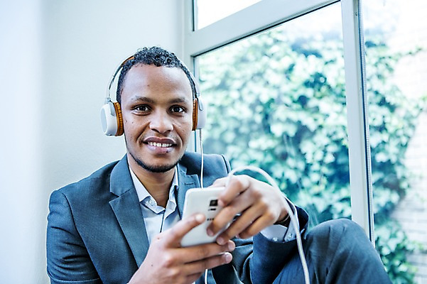 포토 JPG 응시 남자 흑인 비즈니스 휴식 실내 한명 미소 사람 앉기 정장 상반신 성인 앞모습 30대 비즈니스라이프 스마트폰 사무실 헤드셋 음악감상 작업 비즈니스맨 창가 오피스룩 성인남자한명만 소확행 국내포토 서양인 1 라이프스타일 시선 옷 뷰포인트 음향기기 컨셉 창문 모션 표정 내부 장년 핸드폰 스마트기기 헤드폰 감상 직장인 신조어 남자한명만 성인남자만 파일형식