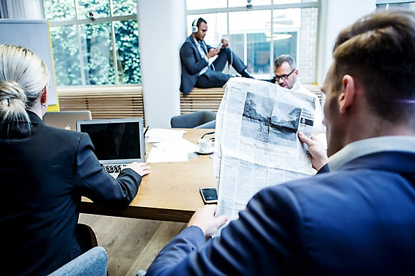 포토 JPG 전신 서양인 응시 여자 남자 40대 흑인 비즈니스 실내 사람 앉기 정장 여러명 상반신 20대 성인 옆모습 뒷모습 30대 비즈니스라이프 노트북 스마트폰 사무실 음악감상 작업 비즈니스맨 비즈니스우먼 신문읽기 커피잔 창틀 오피스룩 성인만 국내포토 외국인 라이프스타일 시선 옷 커피 뷰포인트 중년 다수 창문 모션 잔 청년 내부 장년 전자제품 핸드폰 스마트기기 감상 직장인 읽기 파일형식