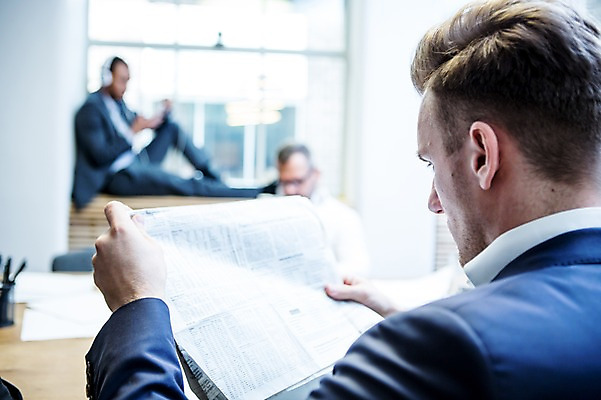 포토 JPG 응시 남자 40대 비즈니스 실내 사람 앉기 정장 근접촬영 상반신 20대 성인 뒷모습 세명 30대 비즈니스라이프 사무실 작업 비즈니스맨 신문 신문읽기 오피스룩 성인남자만 성인만 국내포토 라이프스타일 시선 옷 뷰포인트 중년 모션 청년 내부 간행물 장년 직장인 뉴스 읽기 남자만 파일형식