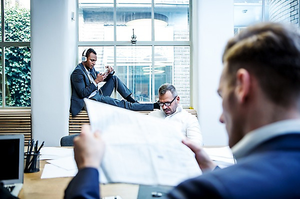 포토 JPG 전신 서양인 응시 남자 40대 흑인 비즈니스 실내 사람 앉기 정장 상반신 20대 성인 앞모습 옆모습 뒷모습 세명 30대 비즈니스라이프 스마트폰 사무실 헤드셋 음악감상 작업 비즈니스맨 신문읽기 창가 창틀 오피스룩 성인남자만 성인만 국내포토 외국인 라이프스타일 시선 옷 뷰포인트 중년 음향기기 창문 모션 청년 내부 장년 핸드폰 스마트기기 헤드폰 감상 직장인 읽기 남자만 파일형식